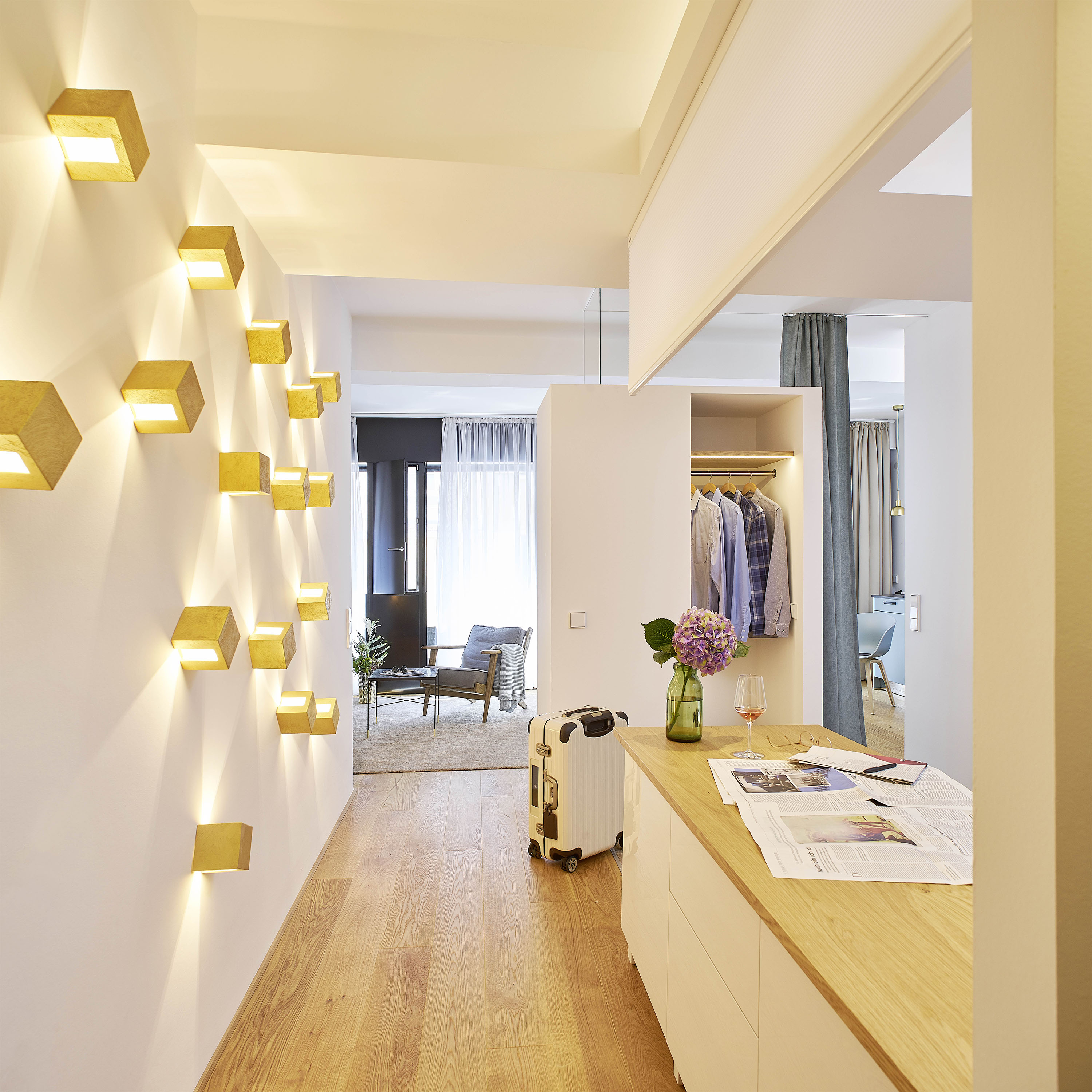 Königsschlaf Apartment 8 — hallway with gold cube lights