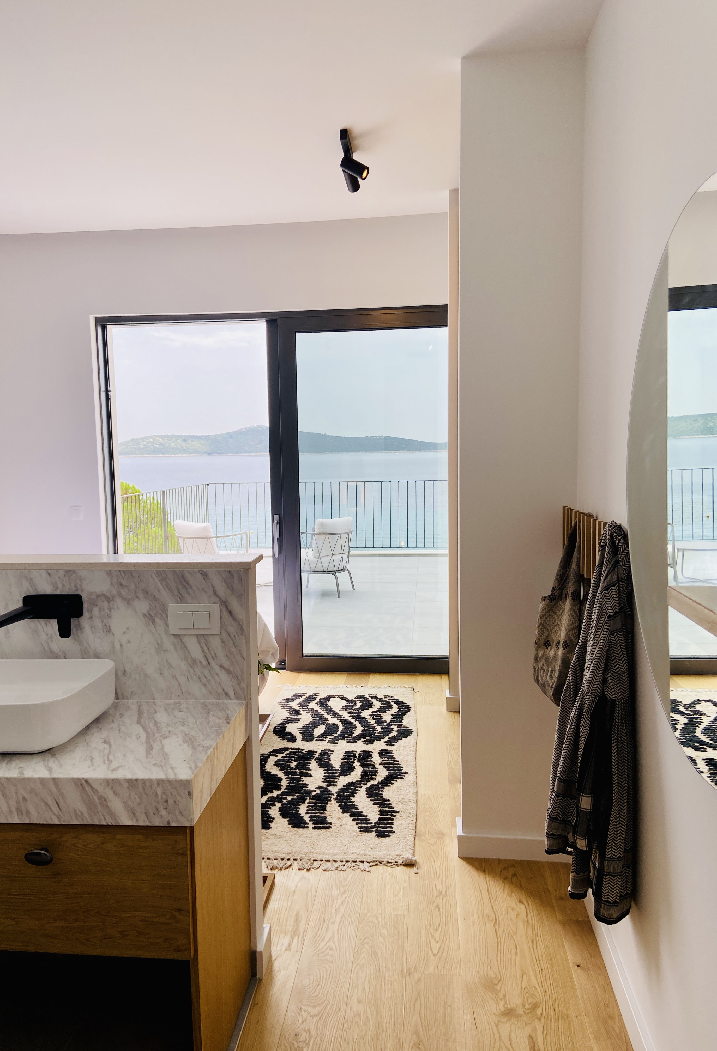 Bedroom with direct terrace access and Adriatic view