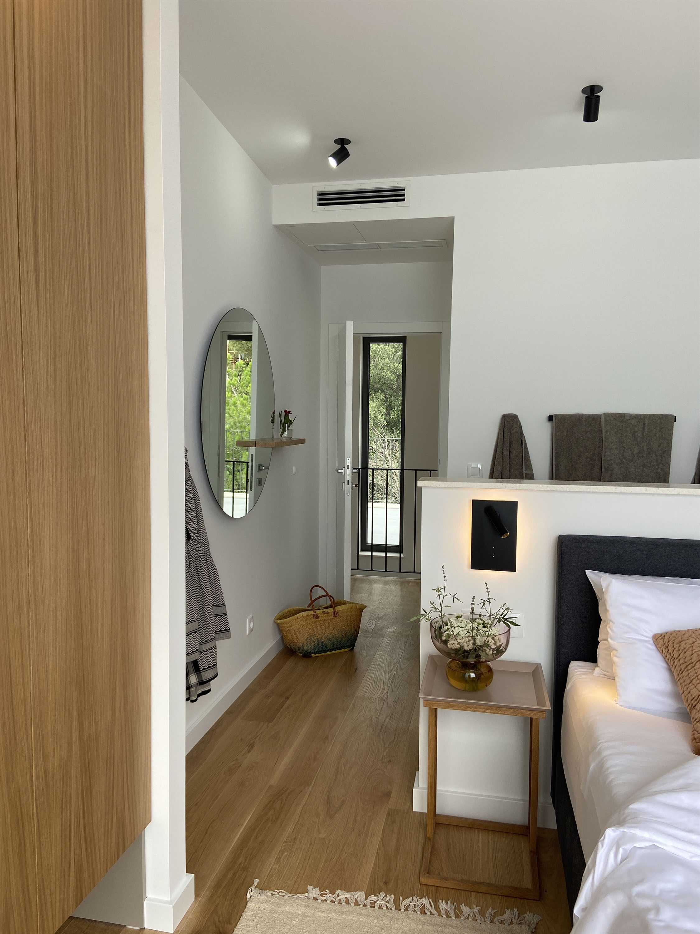 Bedroom with sea view and built-in wardrobe detail