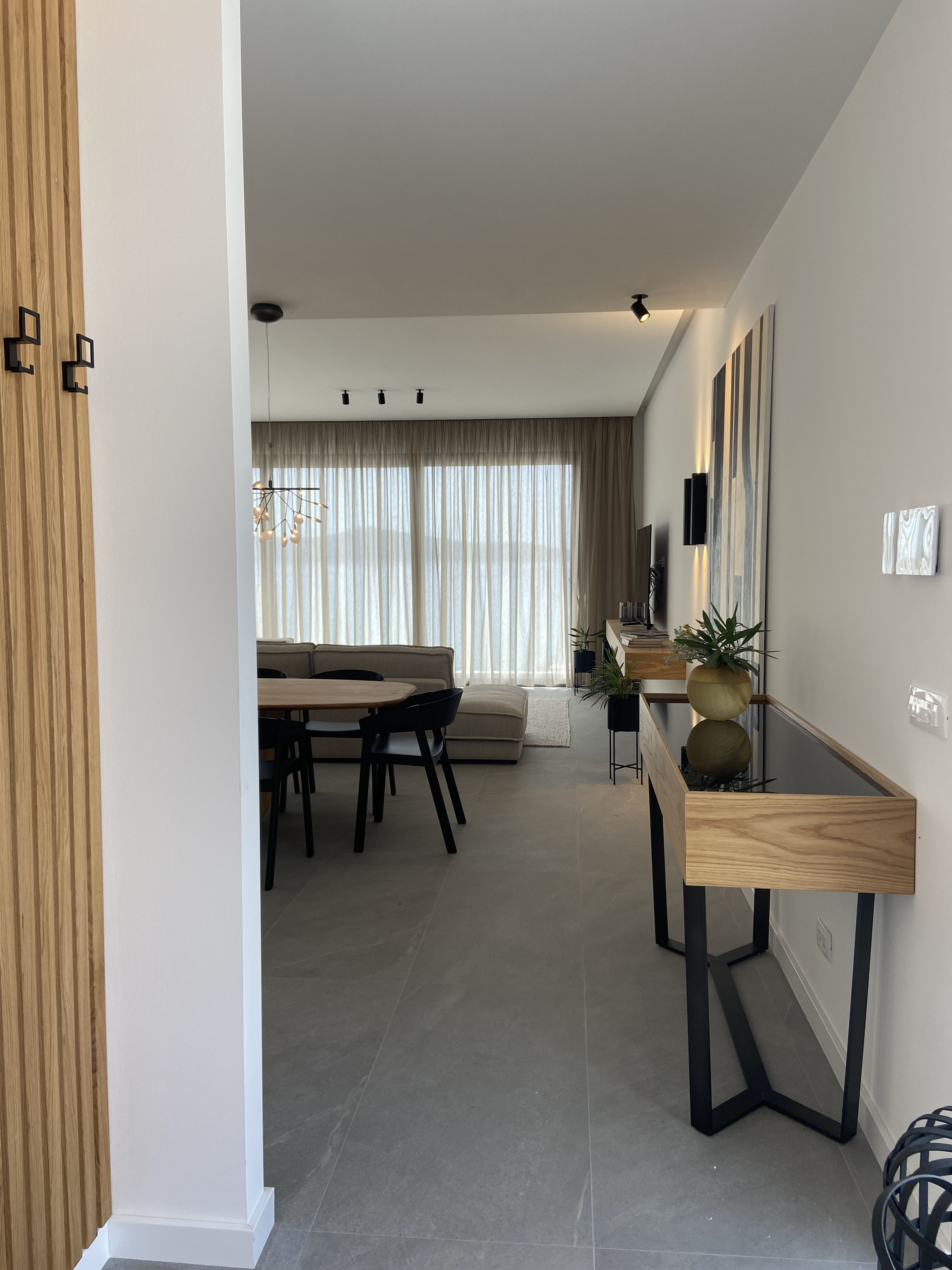 Entrance view into the open-plan living space